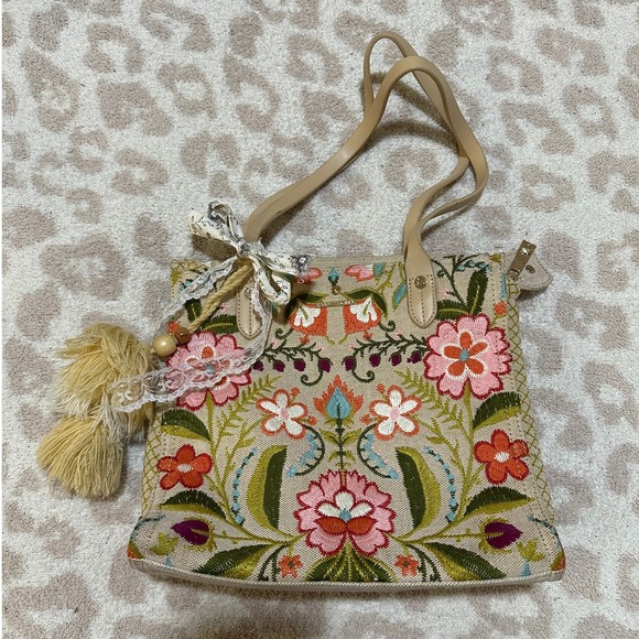 Spartina 449 Handbags - Spartina 449 Floral Embroidered Linen Tote Bag Tan Tassel Charm